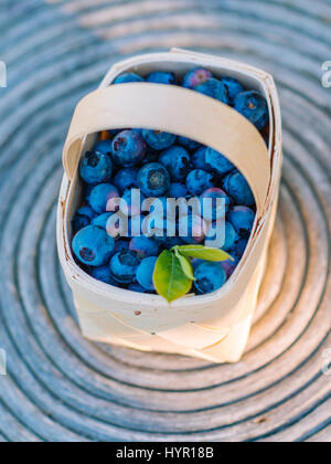 Heidelbeeren in einem Korb Stockfoto