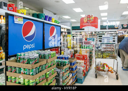 Alkoholfreie Getränke produziert von Pepsi Cola stand auf dem Boden einer Supermarkt unter einem Pepsi anmelden. Stockfoto