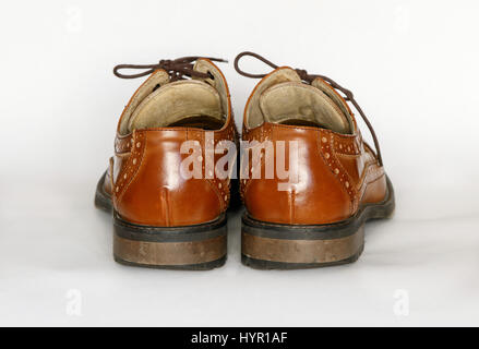 Paar gebrauchte Herren Schuhe Braun Kleid isoliert auf weiss. Stockfoto