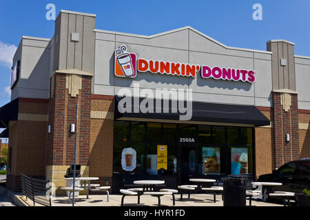 Indianapolis - ca. Mai 2016: Dunkin ' Donuts Einzelhandelsstandort. Dunkin ' ist Amerikas Lieblings jeden Tag, den ganzen Tag höre ich auf Kaffee und Backwaren Stockfoto