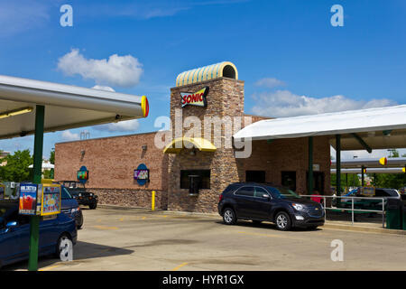 Lafayette, IN - ca. Juli 2016: Sonic Drive-in-Fast-Food-Standort. Sonic ist ein Drive-In Restaurant Kette III Stockfoto