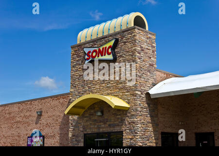 Lafayette, IN - ca. Juli 2016: Sonic Drive-in-Fast-Food-Standort. Sonic ist ein Drive-In Restaurant Kette IV Stockfoto