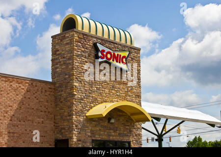 Lafayette, IN - ca. Juli 2016: Sonic Drive-in-Fast-Food-Standort. Sonic ist ein Drive-In-Restaurant-Kette ich Stockfoto