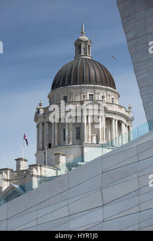 Hafen von Liverpool Behörde Gebäude durch das Museum von Liverpool eingerahmt. Liverpool, Merseyside, UK Stockfoto