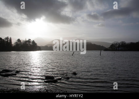 Ein Blick über Derwent Water in Richtung Causey Hecht und Grisedale Pike Grasmoor und Hopegill Head in der Nähe von Keswick The Lake District Cumbria England Stockfoto