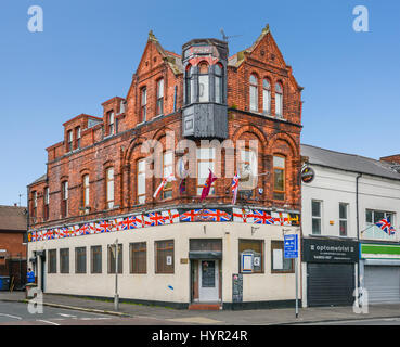 Ziegelhaus mit britische Flaggen in der Nähe von Shankill Road in Belfast, Nordirland Stockfoto