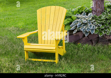 Adirondack Stuhl sitzen im Sommergarten. Stockfoto