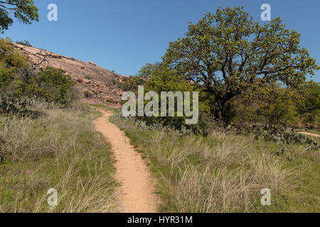 Eine Spur bringen Sie an die Spitze des Enchanted Rock State Park außerhalb von Fredericksburg, Texas. Stockfoto