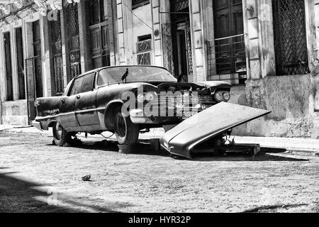 Kaputte Auto im Zentrum von Havanna, Kuba Stockfoto