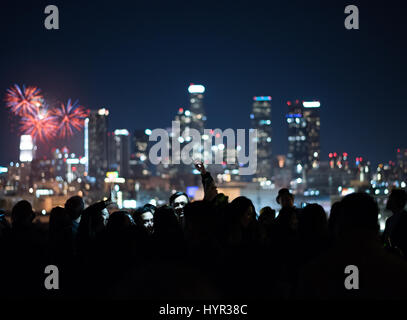 Auf dem Dach-Party-Crowd feiert in der Innenstadt von Los Angeles. Einnahme von Selfies auf einer Party. Stockfoto