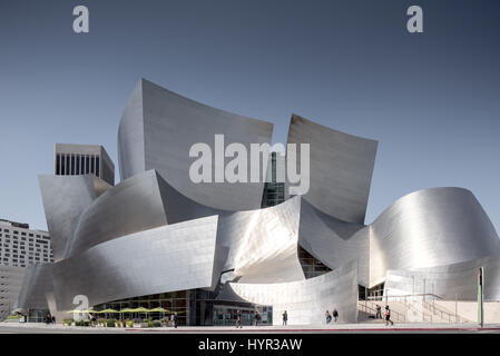 Frontalansicht der Walt Disney Concert Hall in der Innenstadt von Los Angeles an einem klaren, sonnigen Tag. Stockfoto