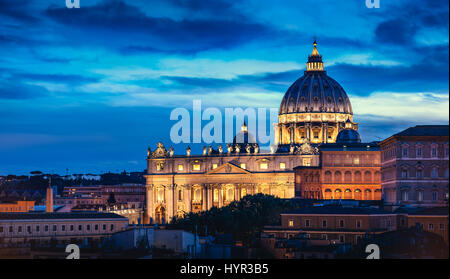 Der Petersdom in der Vatikanstadt innerhalb der Stadt Rom in der Abenddämmerung. Stockfoto