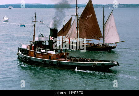 AJAXNETPHOTO. JUNI 1994. PORTSMOUTH, ENGLAND. -D-DAY DAMPFSCHIFFES - DIE LONDON EINGETRAGENE DAMPFSCHIFFES HERAUSFORDERUNG TRAT DIE FLOTTE VON KLEINEN SCHIFFEN FÜR DEN 50. JAHRESTAG D-DAY-BEITRAG.  FOTO: JONATHAN EASTLAND/AJAX REF: 61701 1004 Stockfoto