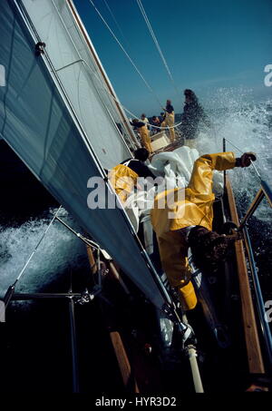 AJAXNETPHOTO. 1977. BRITISCHEN TERRITORIALEN GEWÄSSERN. -FASTNET RACE - VORDECK CREW HANDLING FÄHRT WÄHREND DES 608 MEILE-OCEAN-RACE.  FOTO: JONATHAN EASTLAND/AJAX REF: 906219 Stockfoto