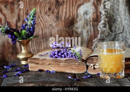 Retro-Buch und ein Glas Orangensaft morgens Stockfoto