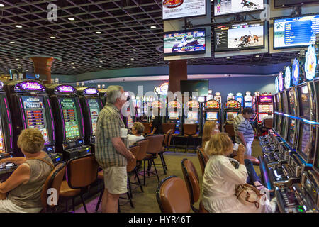 HALLANDALE BEACH, USA - 11. März 2017: Menschen spielen an den Spielautomaten im Gulfstream Park Casino in Hallandale Beach. Florida, United States Stockfoto