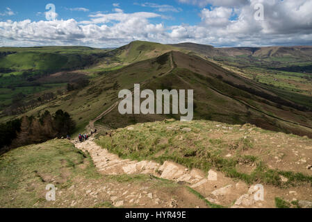 Steig auf wieder Tor mit Blick in Richtung Mam Tor im Peak District, Derbyshire, England. Stockfoto