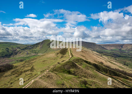 Schöne Aussicht über den Verbindungsgrat zum Mam Tor aus wieder Tor im Peak District, Derbyshire, England. Stockfoto