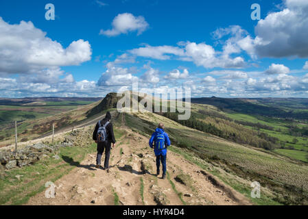 Wanderer auf dem großen Grat von Mam Tor zu verlieren Hügel an einem sonnigen Frühlingstag im Peak District National Park, England. Stockfoto