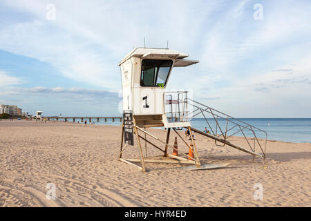 Pompano Beach, Fl, USA - 14. März 2017: Rettungsschwimmer-Turm am Strand in Pompano Beach. Florida, United States Stockfoto