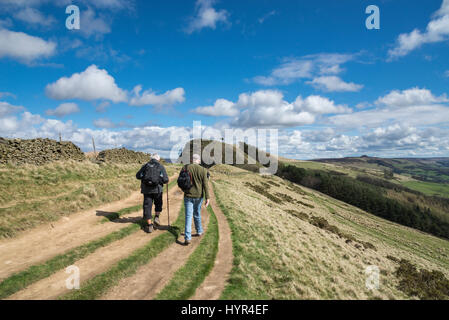 Wanderer auf dem großen Grat von Mam Tor zu verlieren Hügel an einem sonnigen Frühlingstag im Peak District National Park, England. Stockfoto