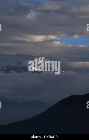 Tungnath, Chopta, Uttarakhand, Indien - 3. August 2011: Ausblicke entlang der Tungnath - Snow bedeckt Himalaya-Gipfel, auf dem Weg zum Tungnath Tempel im Tungnath, C Stockfoto