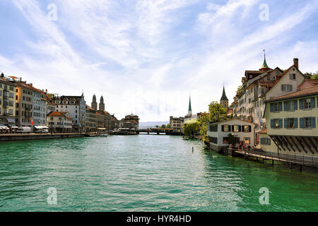 Limmat River Quay mit Turmspitzen der drei Hauptkirchen Zürich - Grossmünster, Fraumünster und St. Peter Kirche, Schweiz Stockfoto