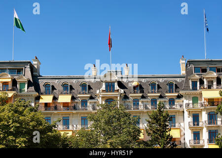 Beau-Rivage Palace Hotelgebäude mit Flaggen am Genfer See promenade, Fischerdorf Ouchy in Lausanne, Schweiz Stockfoto