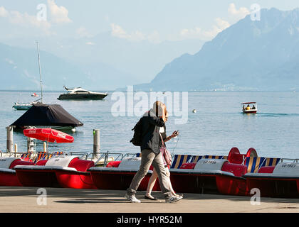 Lausanne, Schweiz - 26. August 2016: Menschen im Boot Vermietungsbüro in Genfer See von Lausanne, Schweiz Stockfoto