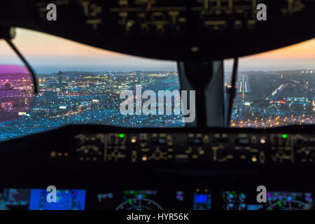 Cockpit-Ansicht des Boeing 787 Nacht Landung in Los Angeles Stockfoto