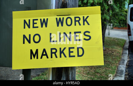 Schild sagt 'Neue Arbeit keine Linien' Warnung Verkehrsteilnehmer und Treiber in Australien gekennzeichnet. Stockfoto