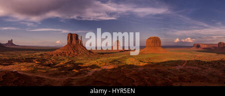 Monument Valley Sonnenuntergang Panorama, nach einem Sommergewitter Stockfoto