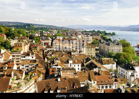 Panoramablick auf Dächern im Stadtzentrum von Zürich, Schweiz. Gesehen vom Grossmünster Stockfoto