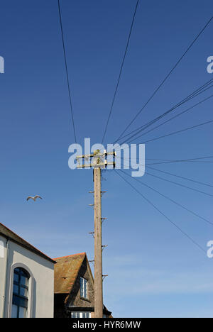 Telegrafenmast und Telefonleitungen Stockfoto