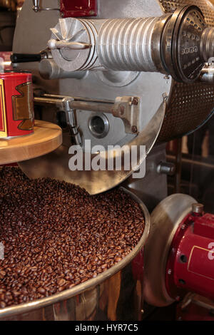 Kaffeebohnen in Braten Maschine verarbeitet Stockfoto