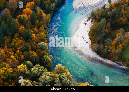 Unberührter alpine türkisfarbener Fluss Mäandern durch bewaldete Landschaft in einem sonnigen Herbsttag, Luftbild. Unberührte, saubere Natur, reines Wasser, Umwelt Stockfoto