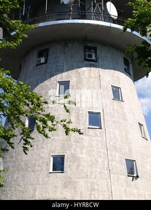 Funkturm mit Antennen auf Lysa Gora in Swiety Krzyz (Woiwodschaft Świętokrzyskie Berge) in Polen Stockfoto