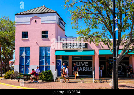 Personen außerhalb der rosa farbigen Tarpon Springs Aquarium Gebäude in Florida Stockfoto