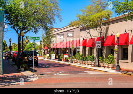 Filialen in Hibiscus-Straße in der Innenstadt von historischen Tarpon Springs, Florida Stockfoto