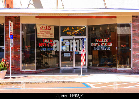 Altmodische 1950er Jahre Faklis Dept Store auf E Tarpon Ave in der Innenstadt von Tarpon Springs, Florida Stockfoto