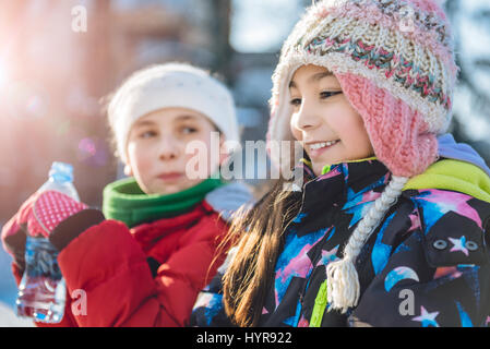 Zwei Mädchen im Freien im Winter ruhen Stockfoto