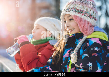 Zwei Mädchen im Freien im Winter ruhen Stockfoto