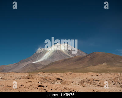 Landschaft mit dem Ollague Stratovulkan im Hintergrund, ein aktiver Vulkan an der Grenze zwischen Bolivien und Nordchile. Stockfoto