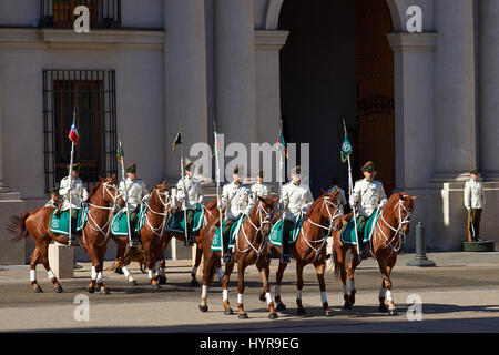 Carabineros de Chile in weißen Sommer-Uniform, die Durchführung der Changing Wachablösung außerhalb La Moneda in Santiago, die Hauptstadt von Chile. Stockfoto