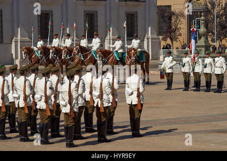 Carabineros de Chile in weißen Sommer-Uniform, die Durchführung der Changing Wachablösung außerhalb La Moneda in Santiago, die Hauptstadt von Chile. Stockfoto