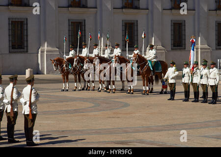 Carabineros de Chile in weißen Sommer-Uniform, die Durchführung der Changing Wachablösung außerhalb La Moneda in Santiago, die Hauptstadt von Chile. Stockfoto