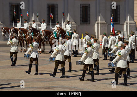 Carabineros de Chile in weißen Sommer-Uniform, die Durchführung der Changing Wachablösung außerhalb La Moneda in Santiago, die Hauptstadt von Chile. Stockfoto