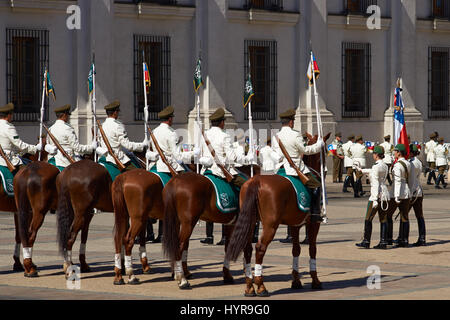 Carabineros de Chile in weißen Sommer-Uniform, die Durchführung der Changing Wachablösung außerhalb La Moneda in Santiago, die Hauptstadt von Chile. Stockfoto