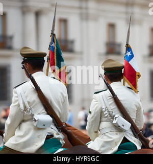 Carabineros de Chile diensthabenden außerhalb La Moneda in Santiago, die Hauptstadt von Chile in einheitliche weiße Sommer montiert. Stockfoto