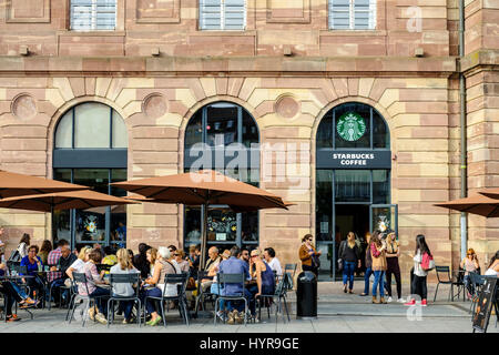 Starbucks Kaffee-Terrasse, Menschen, Aubette Gebäude, Place Kléber quadratisch, Straßburg, Elsass, Frankreich Stockfoto